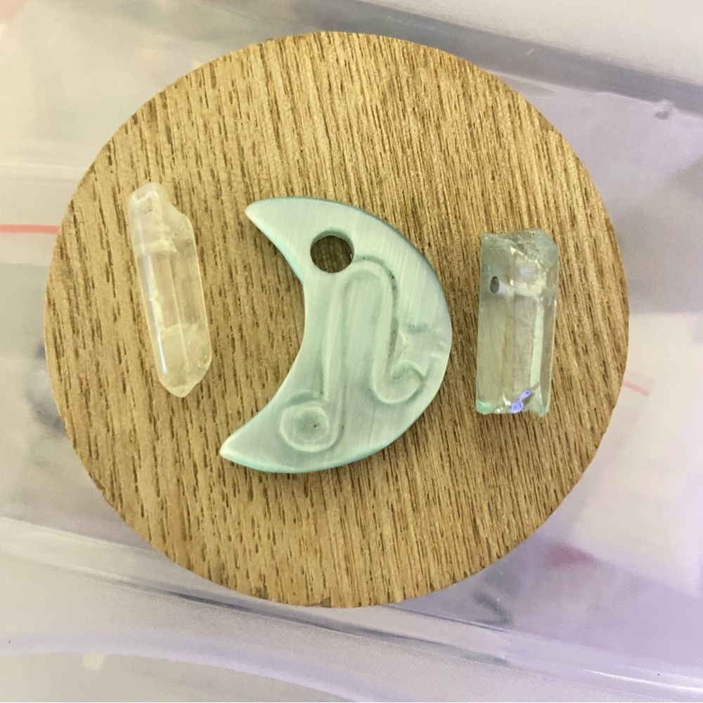 🌙 Moon carved cat eye LEO astrology Pendant w necklace & aura points iridescent